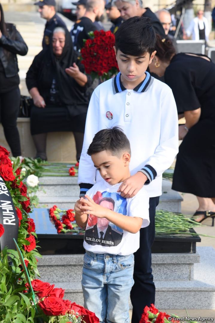 Azərbaycan xalqı qəhrəman şəhidlərini anır (FOTO)