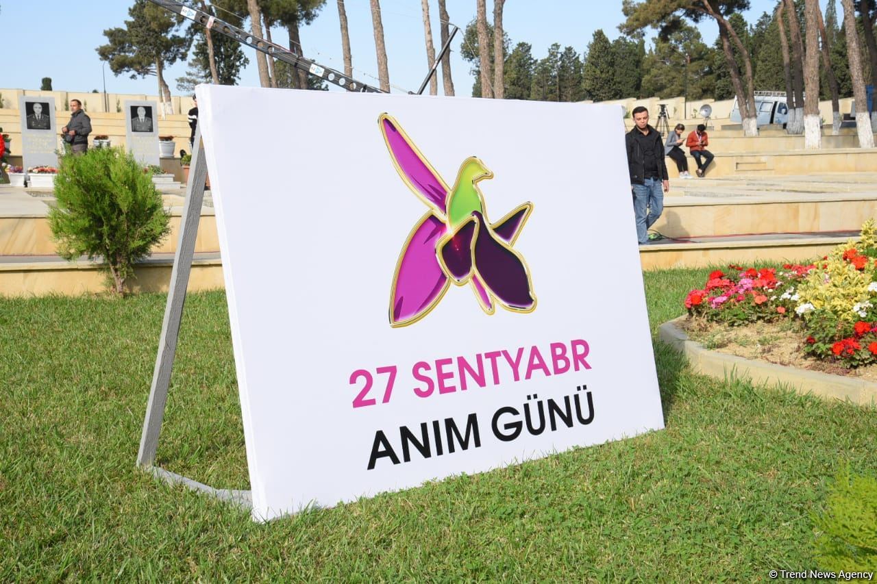 Azərbaycan xalqı qəhrəman şəhidlərini anır (FOTO)
