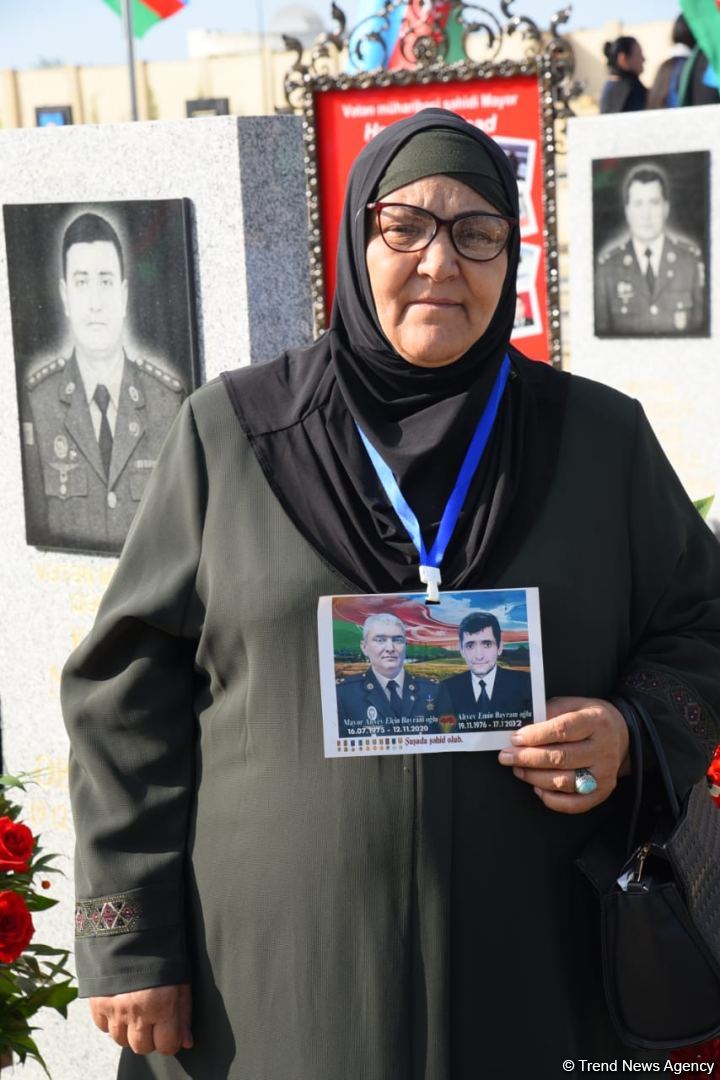 Azərbaycan xalqı qəhrəman şəhidlərini anır (FOTO)