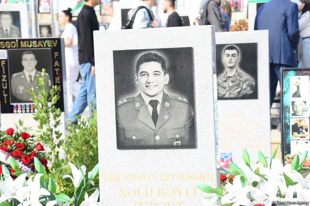 Azərbaycan xalqı qəhrəman şəhidlərini anır (FOTO)