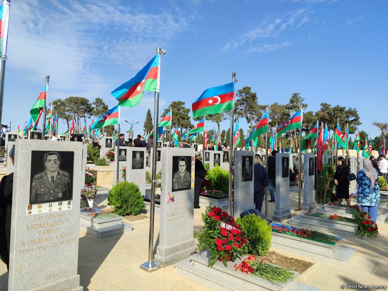 Azərbaycan xalqı qəhrəman şəhidlərini anır (FOTO)