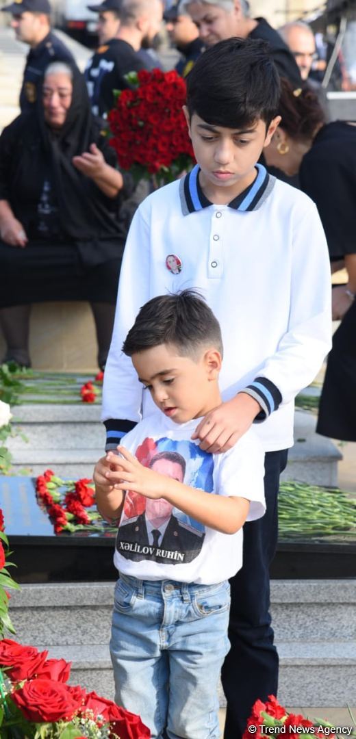 Azərbaycan xalqı qəhrəman şəhidlərini anır (FOTO)
