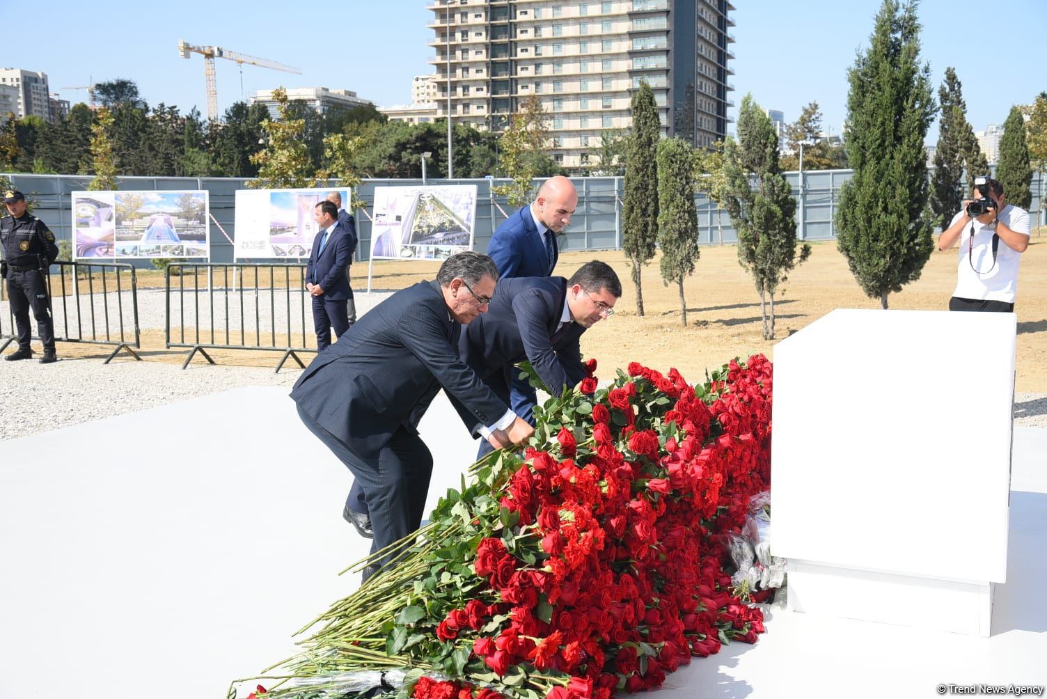 Dövlət və ictimaiyyət nümayəndələri Zəfər parkını ziyarət etməyə davam edir (FOTO)