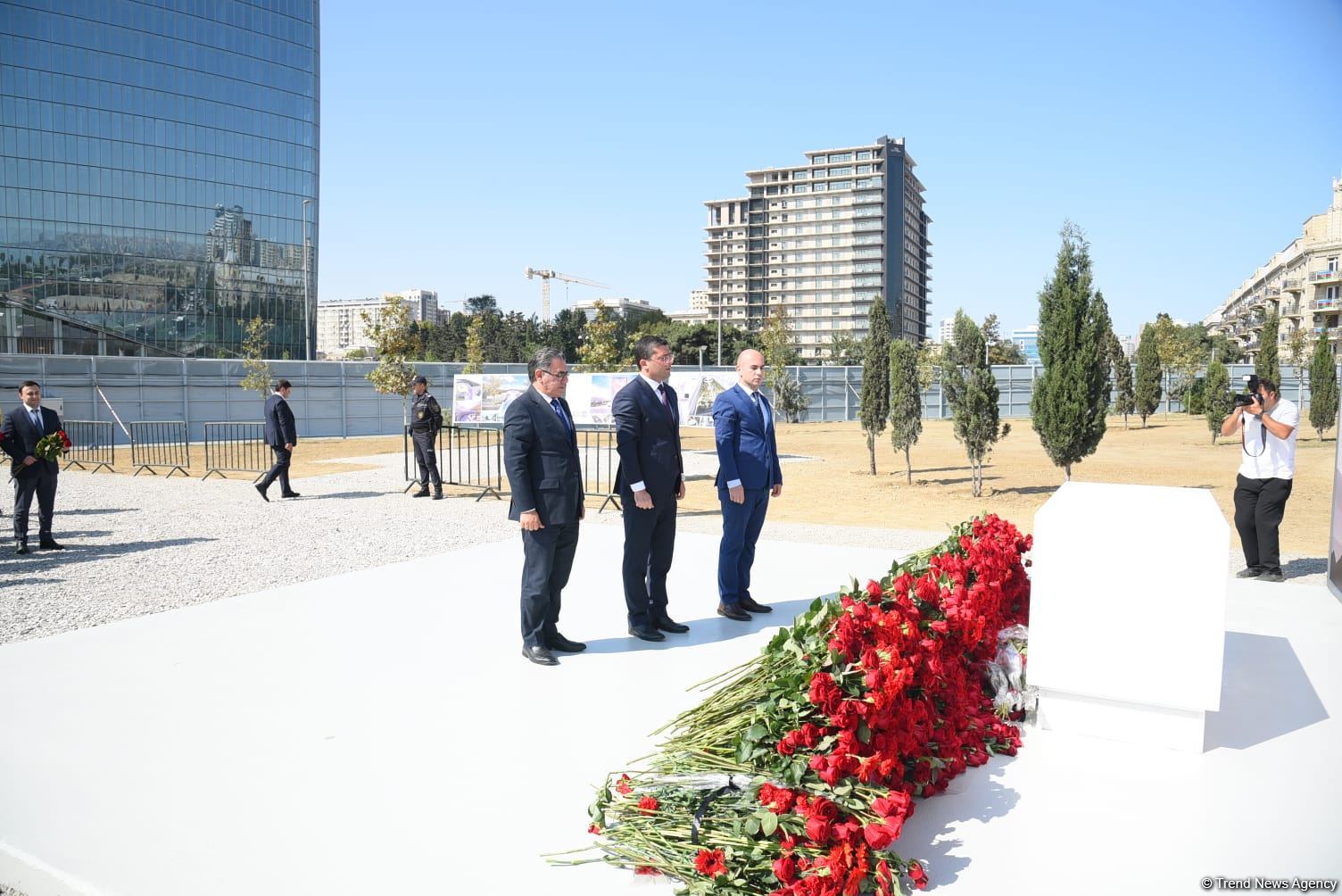 Dövlət və ictimaiyyət nümayəndələri Zəfər parkını ziyarət etməyə davam edir (FOTO)