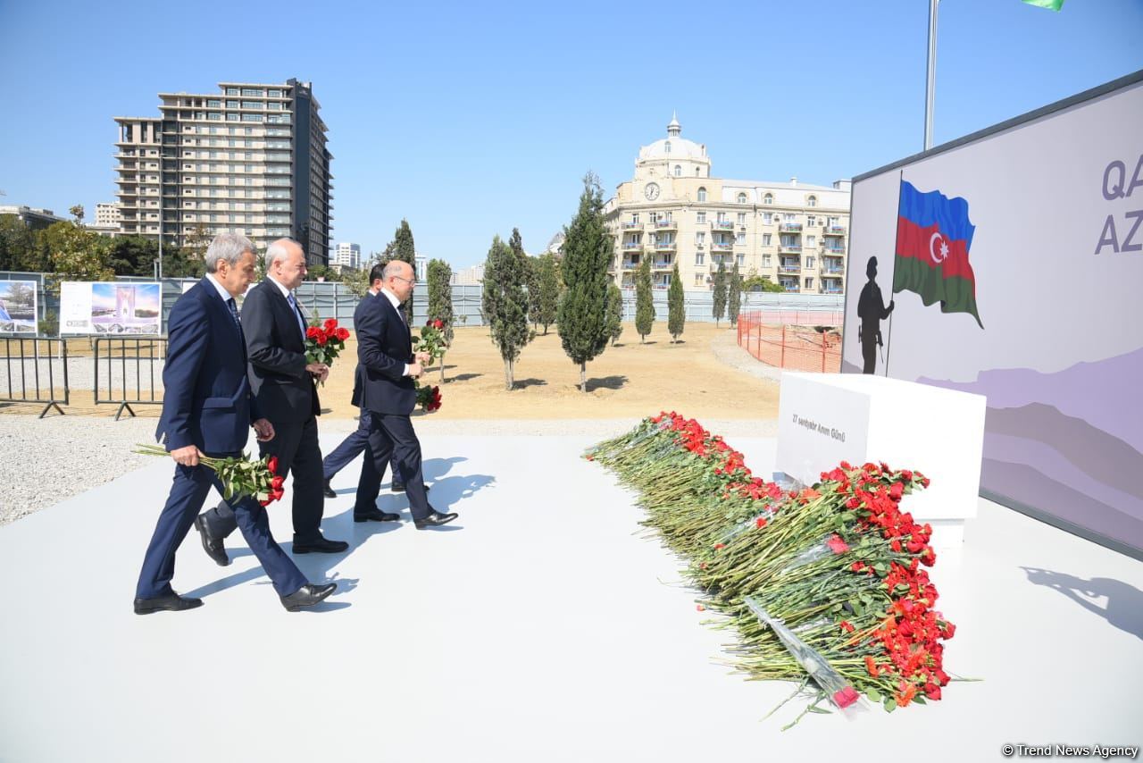 Dövlət və ictimaiyyət nümayəndələri Zəfər parkını ziyarət etməyə davam edir (FOTO)