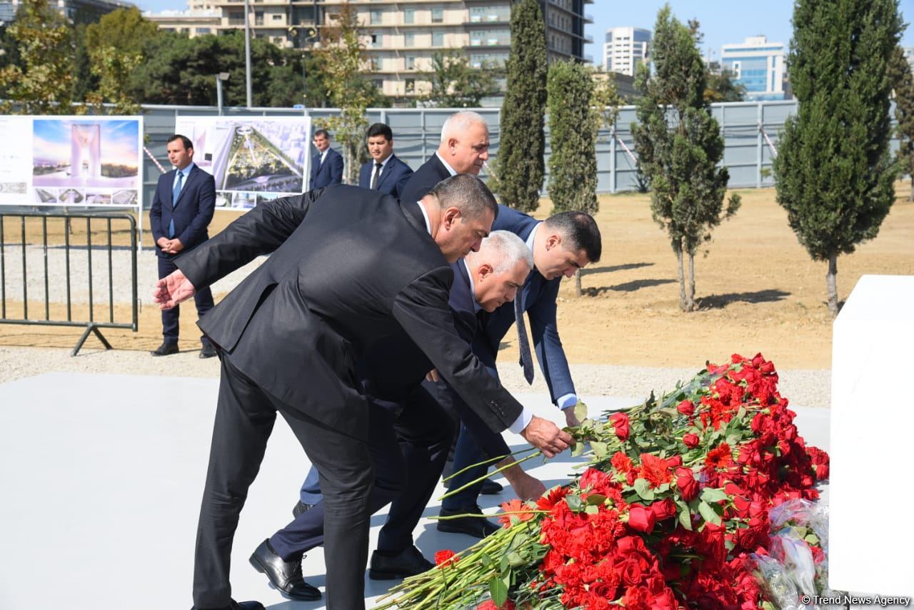 Dövlət və ictimaiyyət nümayəndələri Zəfər parkını ziyarət etməyə davam edir (FOTO)
