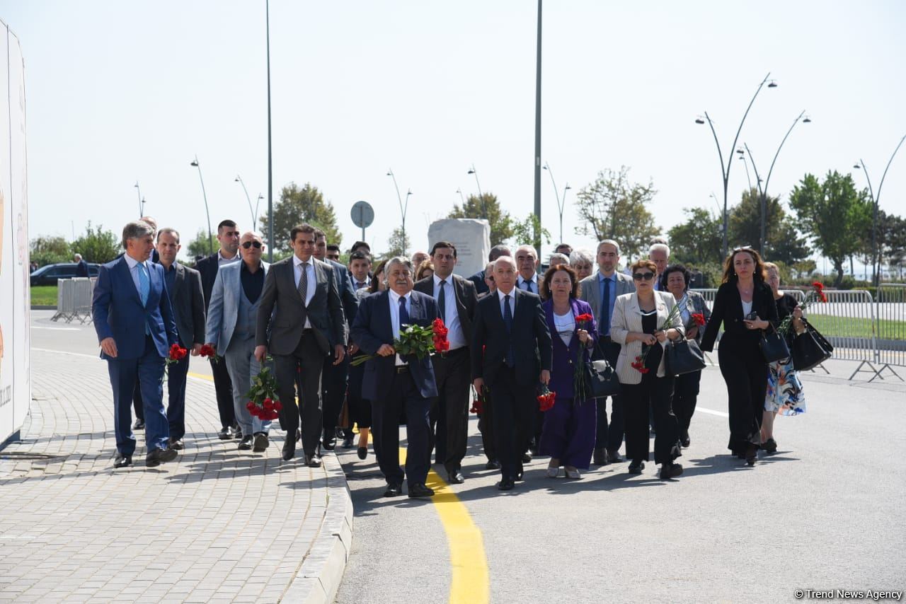 Dövlət və ictimaiyyət nümayəndələri Zəfər parkını ziyarət etməyə davam edir (FOTO)