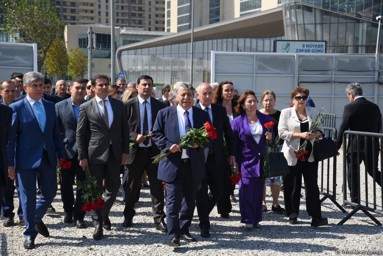 Dövlət və ictimaiyyət nümayəndələri Zəfər parkını ziyarət etməyə davam edir (FOTO)