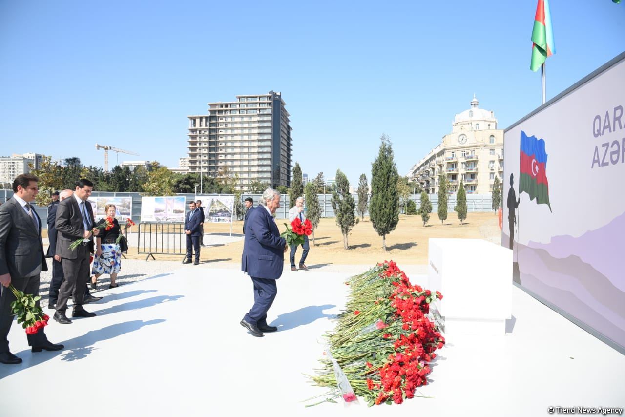 Dövlət və ictimaiyyət nümayəndələri Zəfər parkını ziyarət etməyə davam edir (FOTO)