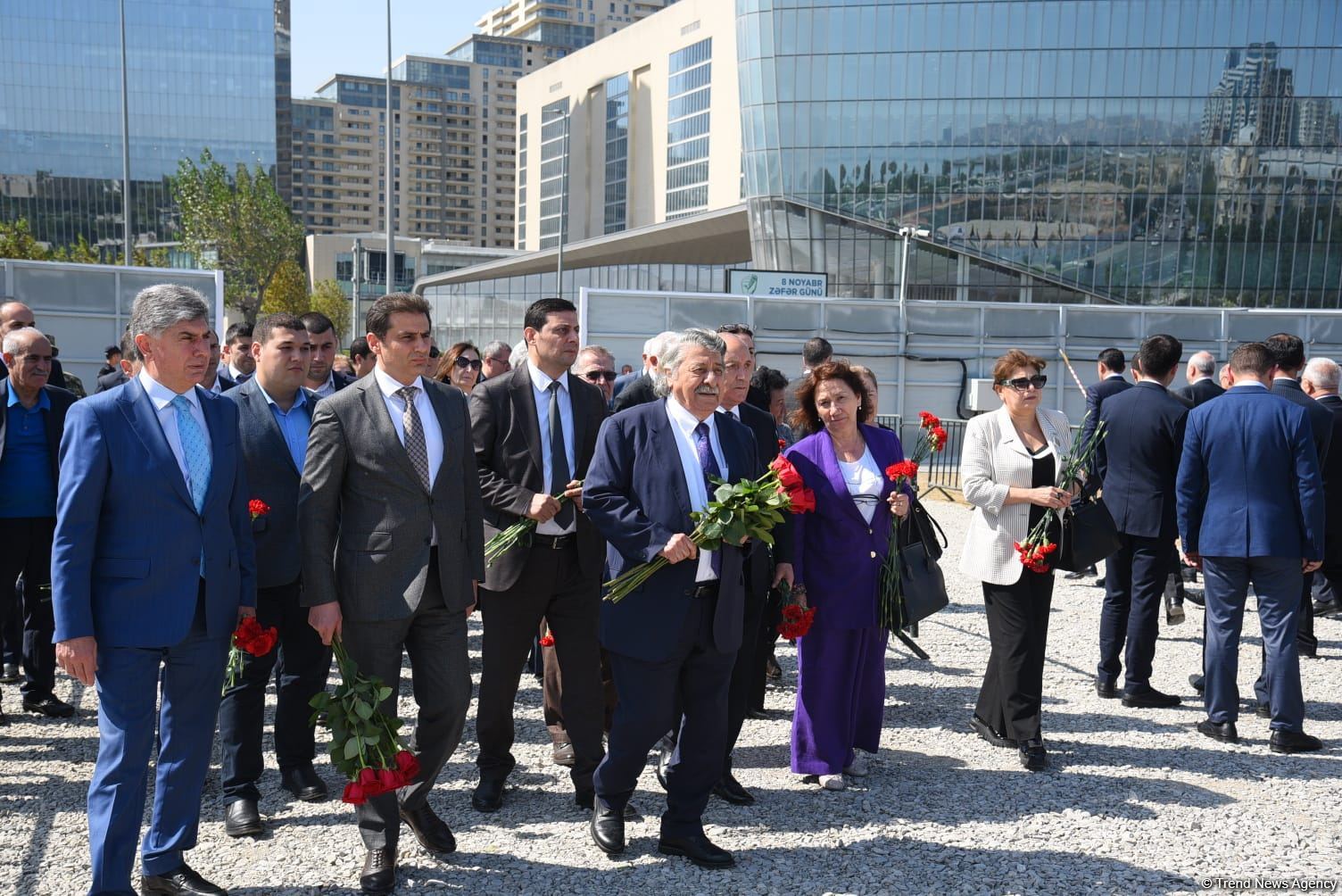 Dövlət və ictimaiyyət nümayəndələri Zəfər parkını ziyarət etməyə davam edir (FOTO)