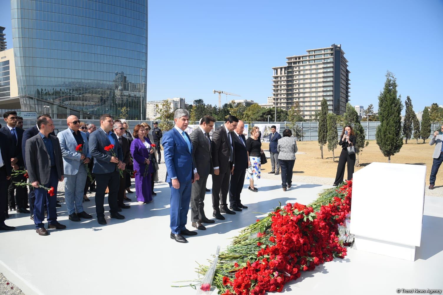 Dövlət və ictimaiyyət nümayəndələri Zəfər parkını ziyarət etməyə davam edir (FOTO)