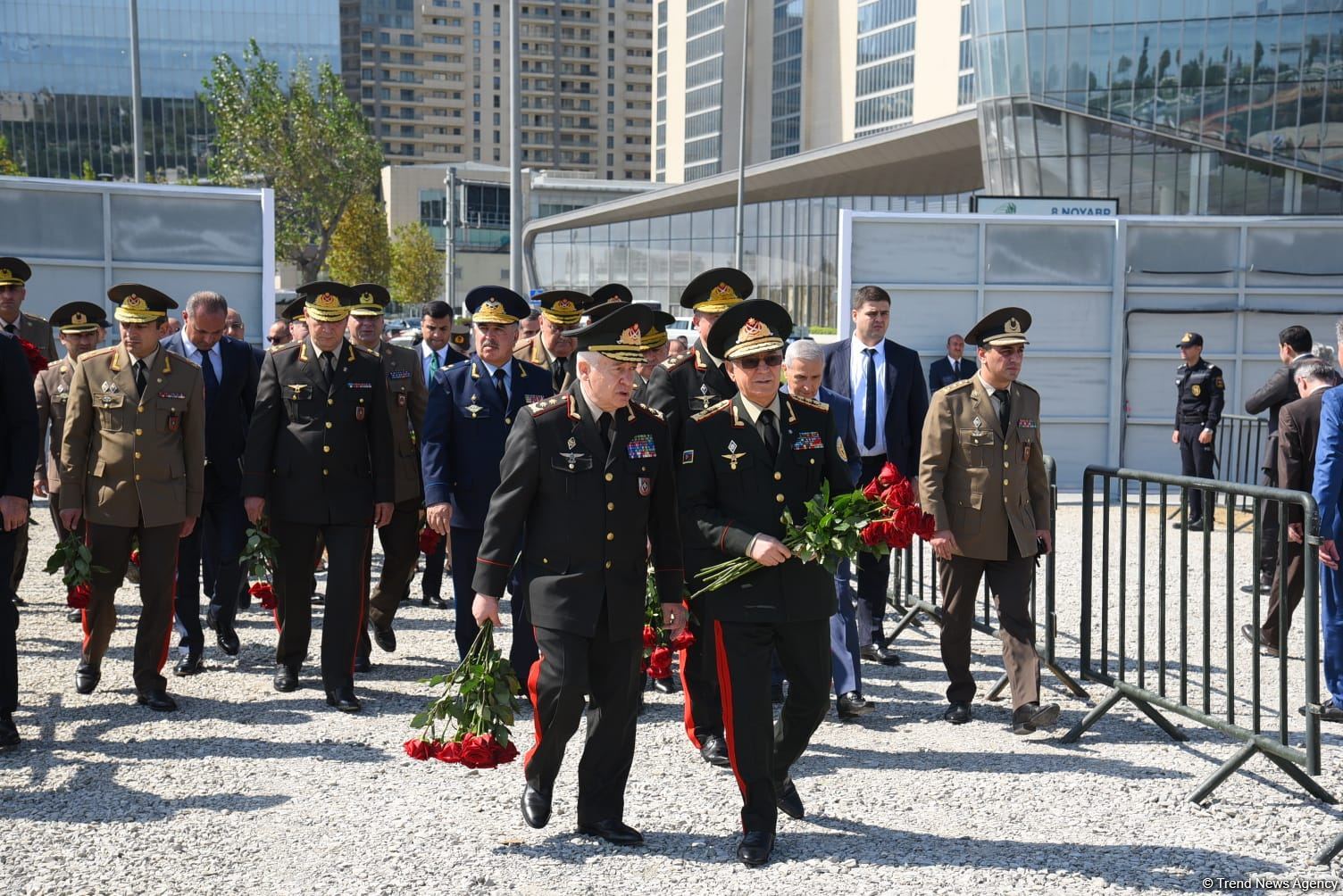 Dövlət və ictimaiyyət nümayəndələri Zəfər parkını ziyarət etməyə davam edir (FOTO)