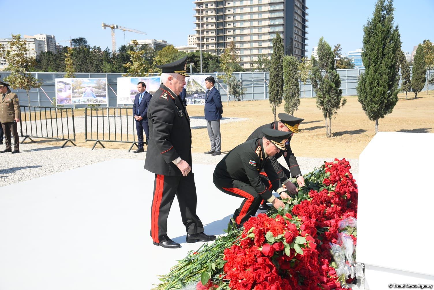 Dövlət və ictimaiyyət nümayəndələri Zəfər parkını ziyarət etməyə davam edir (FOTO)