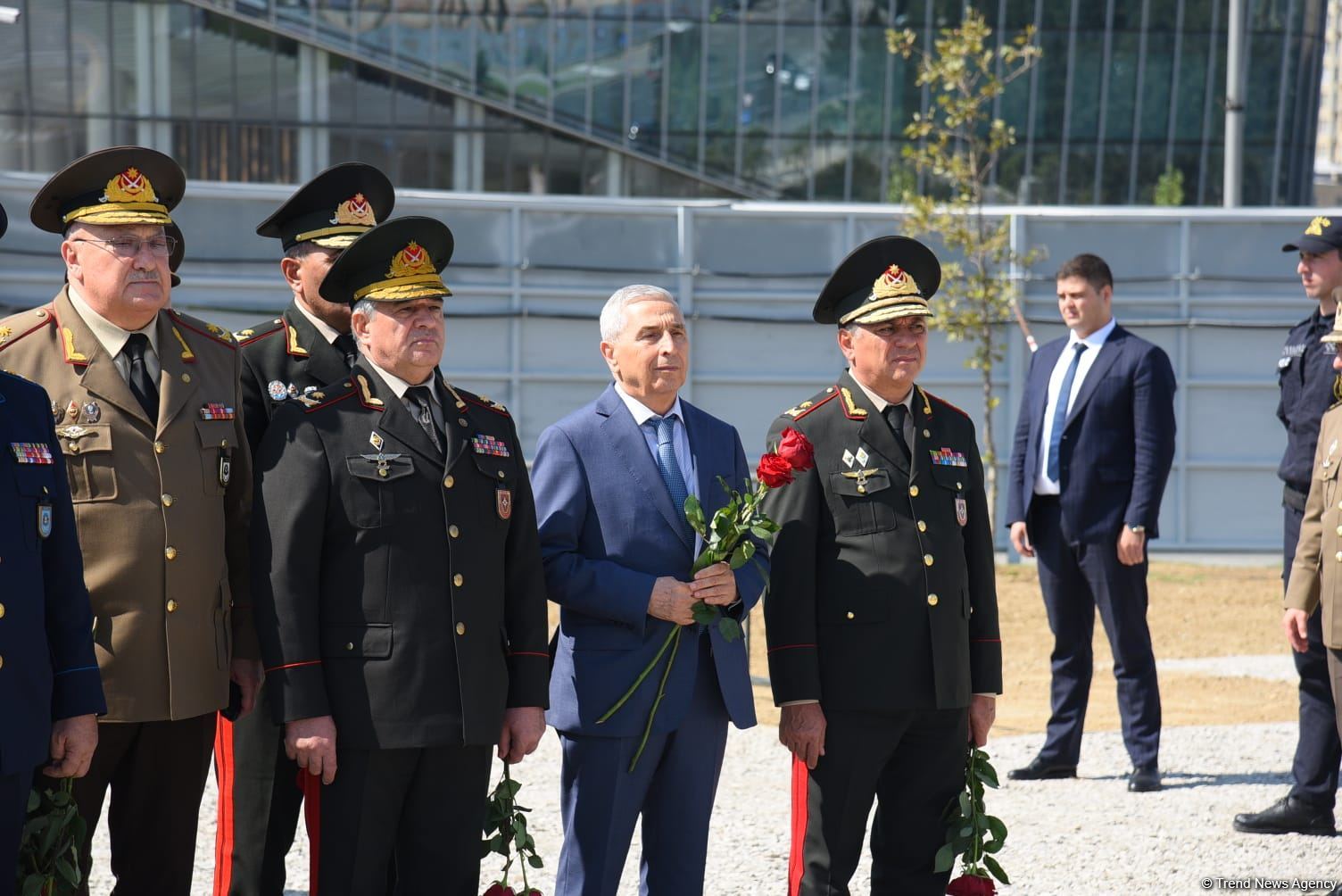 Dövlət və ictimaiyyət nümayəndələri Zəfər parkını ziyarət etməyə davam edir (FOTO)