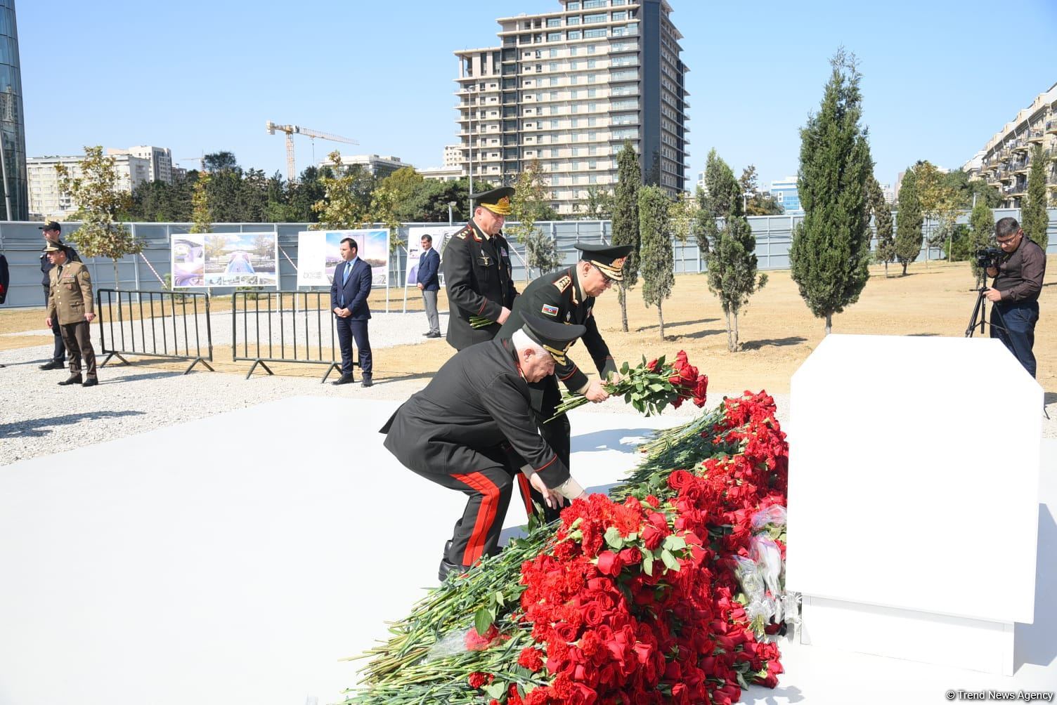 Dövlət və ictimaiyyət nümayəndələri Zəfər parkını ziyarət etməyə davam edir (FOTO)