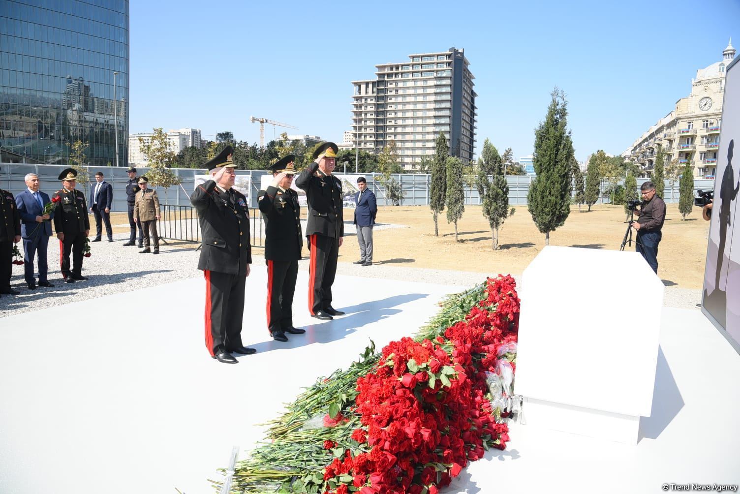 Dövlət və ictimaiyyət nümayəndələri Zəfər parkını ziyarət etməyə davam edir (FOTO)