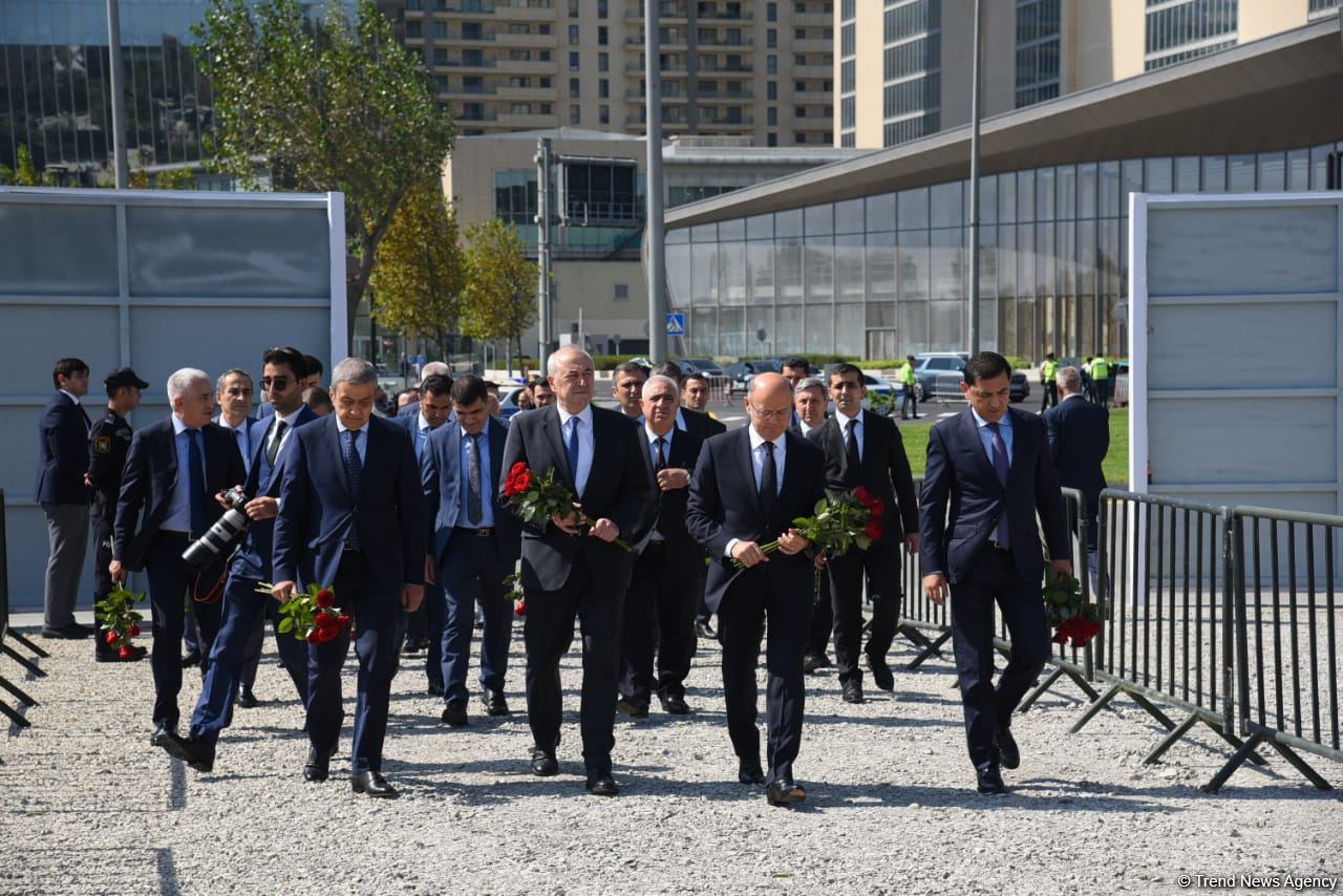 Dövlət və ictimaiyyət nümayəndələri Zəfər parkını ziyarət etməyə davam edir (FOTO)