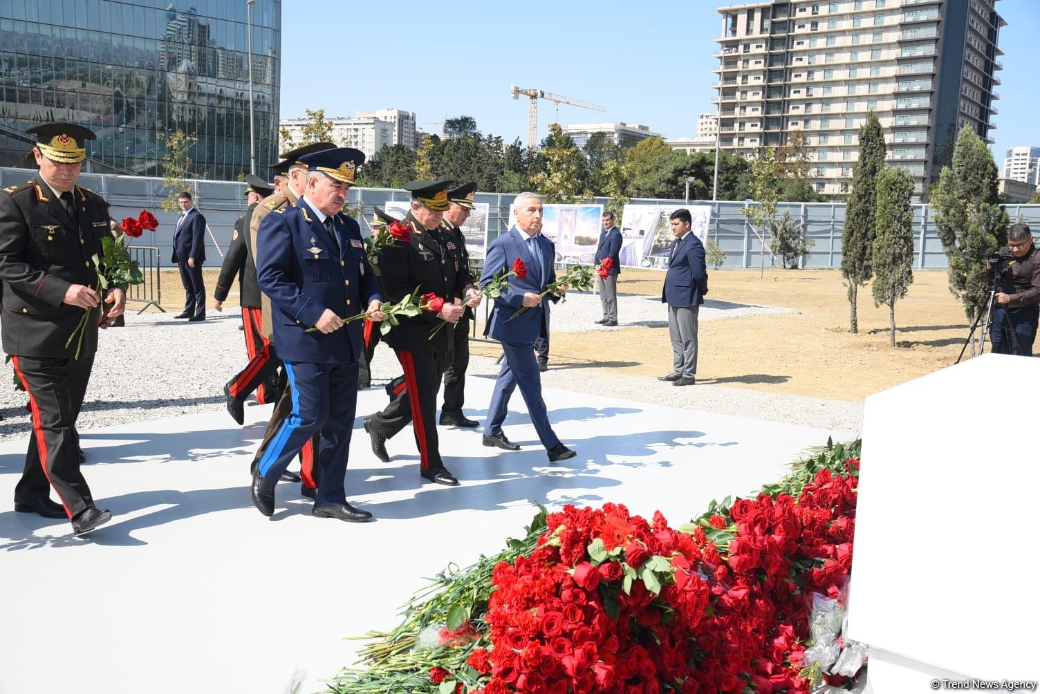 Dövlət və ictimaiyyət nümayəndələri Zəfər parkını ziyarət etməyə davam edir (FOTO)
