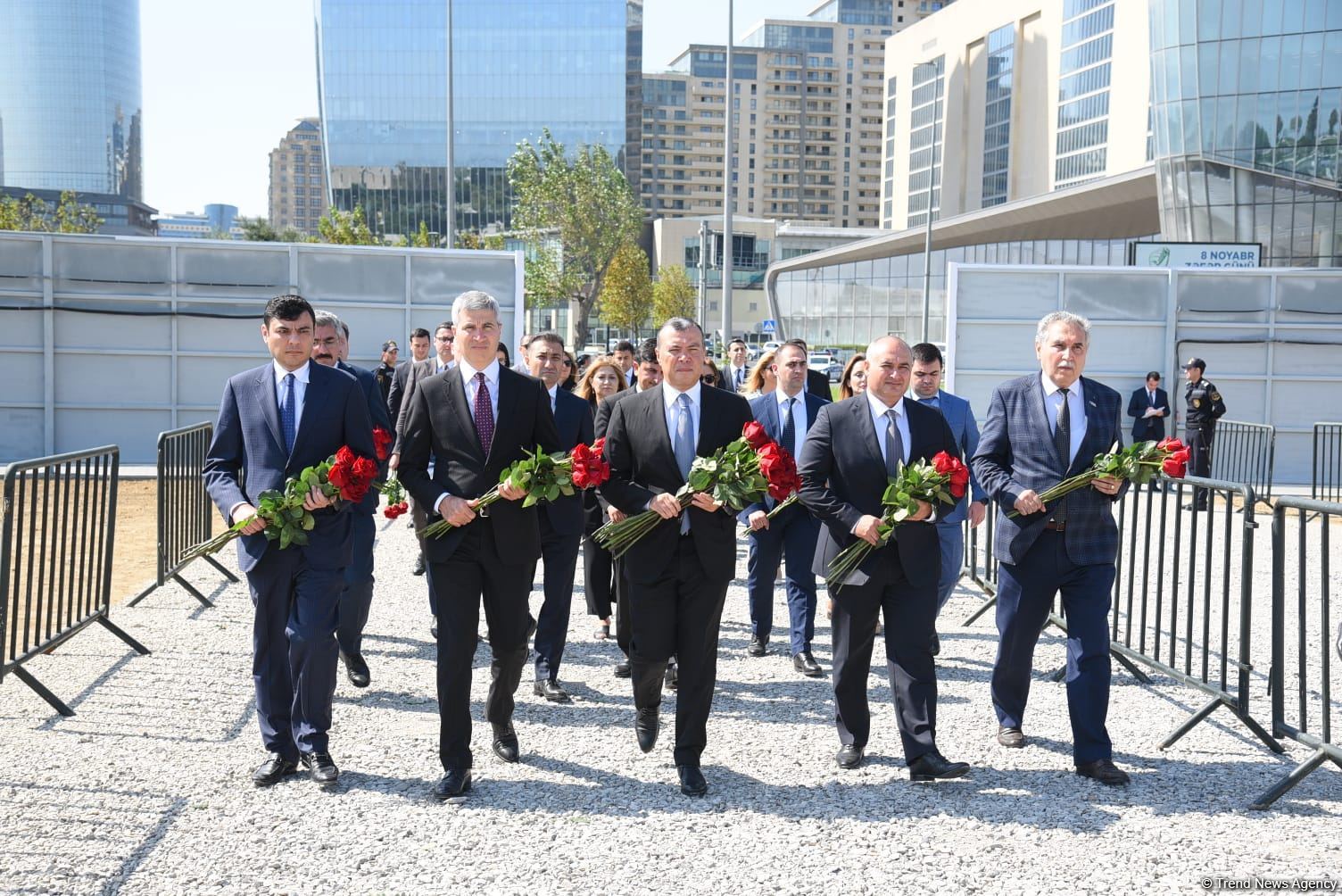 Dövlət və ictimaiyyət nümayəndələri Zəfər parkını ziyarət etməyə davam edir (FOTO)