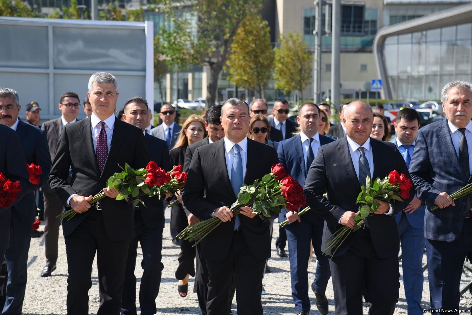 Dövlət və ictimaiyyət nümayəndələri Zəfər parkını ziyarət etməyə davam edir (FOTO)