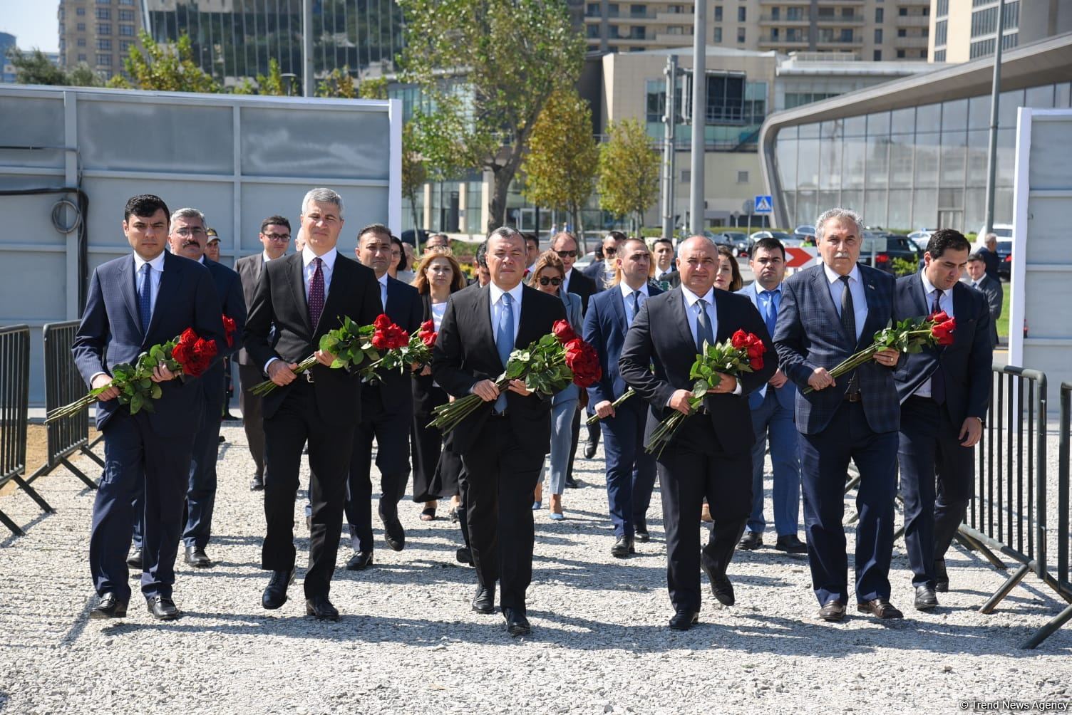 Dövlət və ictimaiyyət nümayəndələri Zəfər parkını ziyarət etməyə davam edir (FOTO)