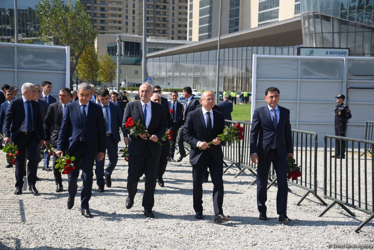 Dövlət və ictimaiyyət nümayəndələri Zəfər parkını ziyarət etməyə davam edir (FOTO)