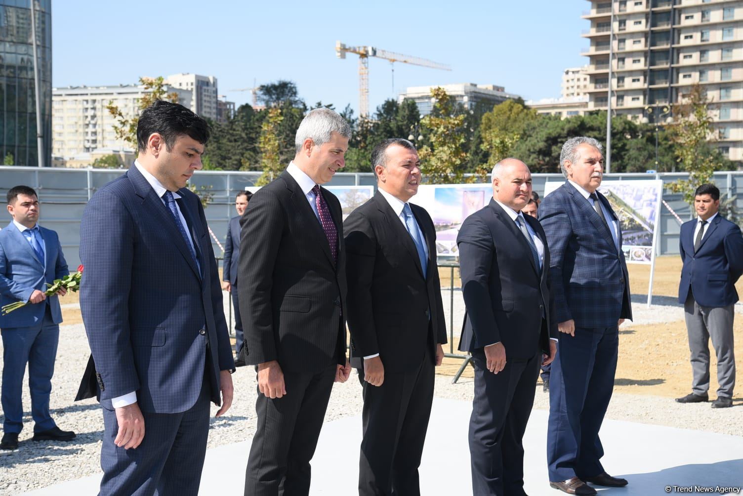 Dövlət və ictimaiyyət nümayəndələri Zəfər parkını ziyarət etməyə davam edir (FOTO)