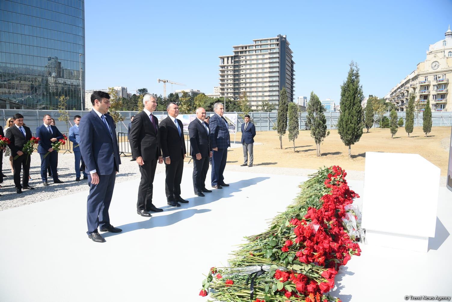 Dövlət və ictimaiyyət nümayəndələri Zəfər parkını ziyarət etməyə davam edir (FOTO)