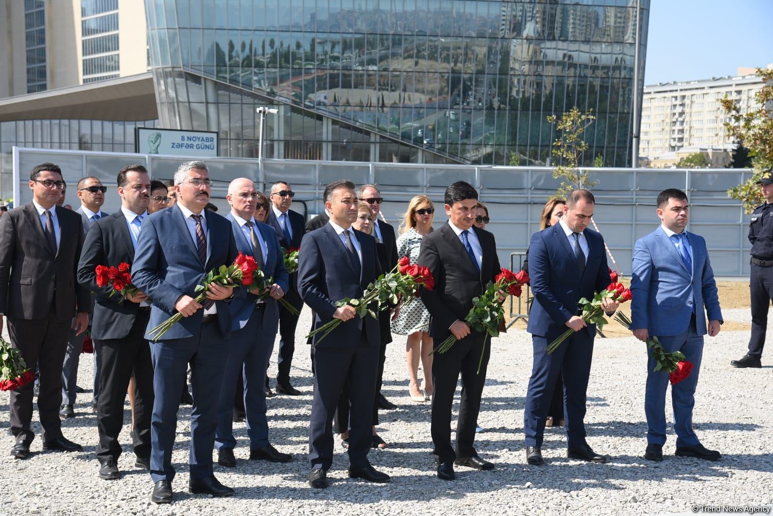 Dövlət və ictimaiyyət nümayəndələri Zəfər parkını ziyarət etməyə davam edir (FOTO)