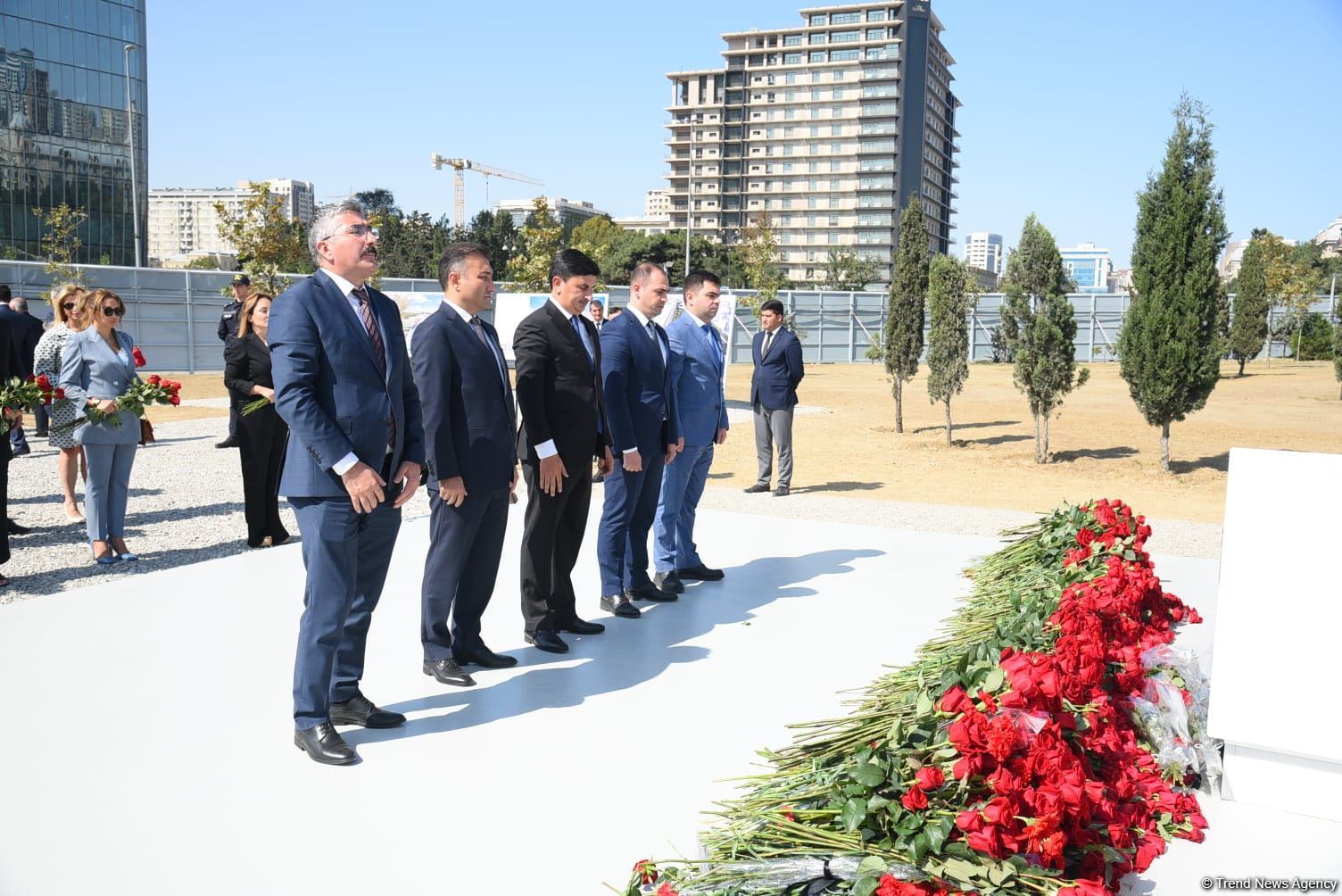 Dövlət və ictimaiyyət nümayəndələri Zəfər parkını ziyarət etməyə davam edir (FOTO)