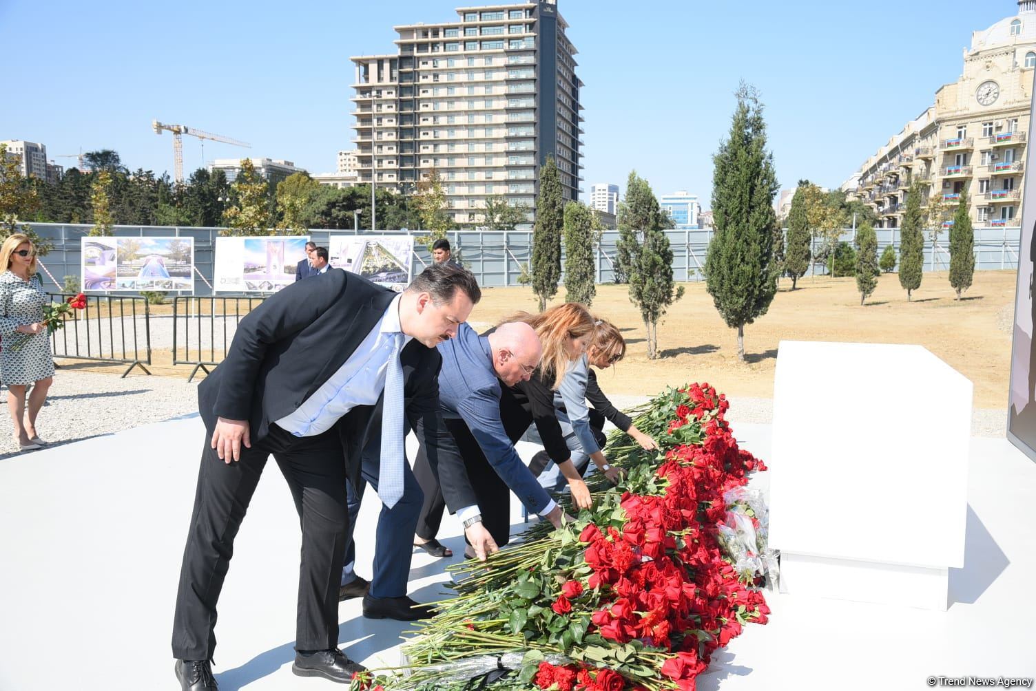 Dövlət və ictimaiyyət nümayəndələri Zəfər parkını ziyarət etməyə davam edir (FOTO)
