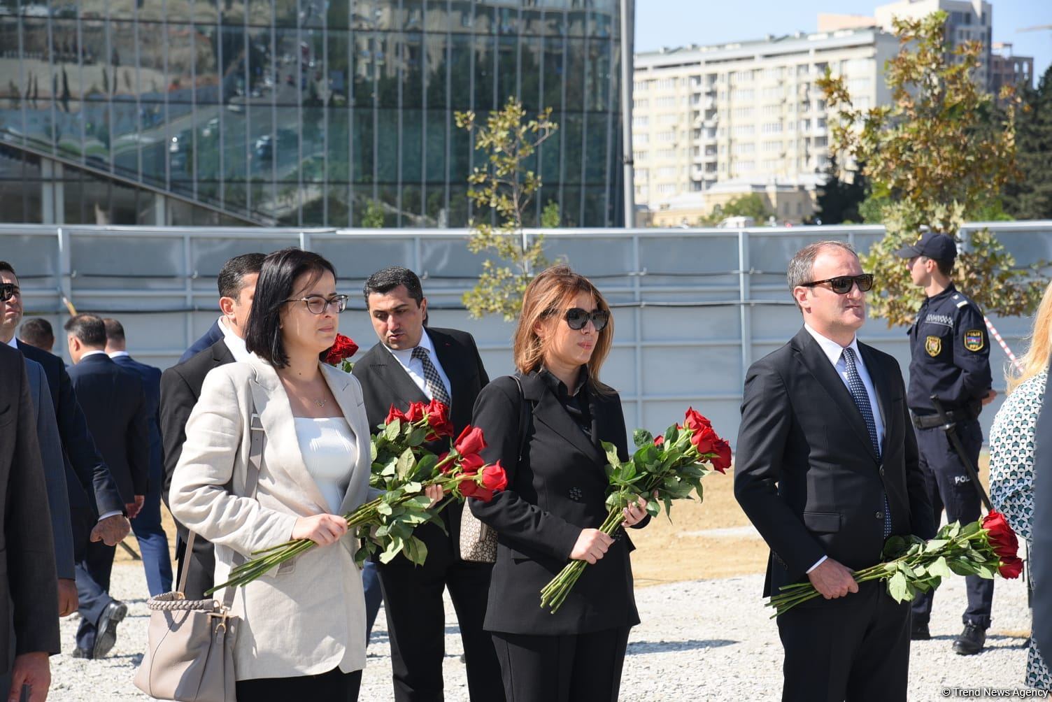 Dövlət və ictimaiyyət nümayəndələri Zəfər parkını ziyarət etməyə davam edir (FOTO)