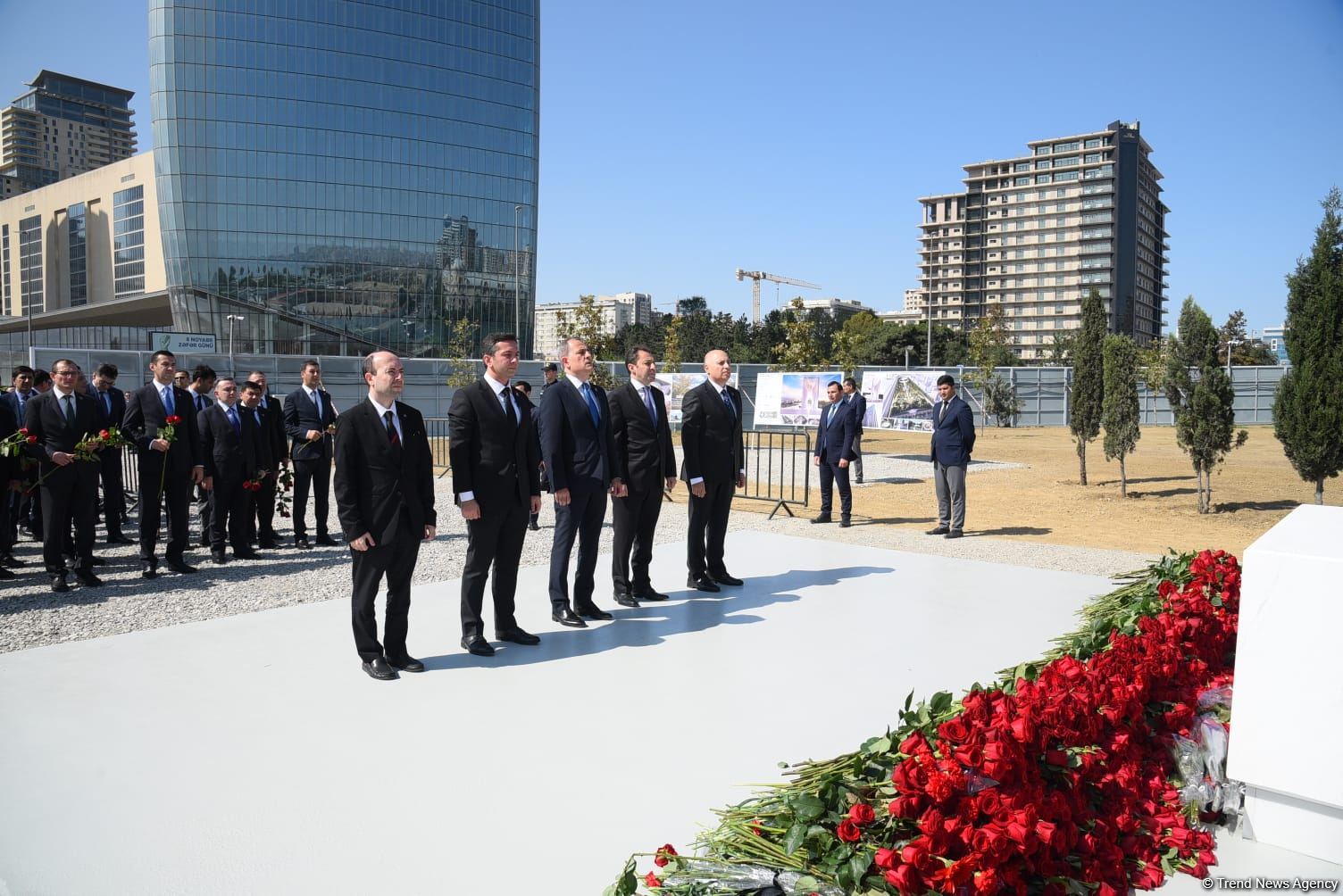 Dövlət və ictimaiyyət nümayəndələri Zəfər parkını ziyarət etməyə davam edir (FOTO)