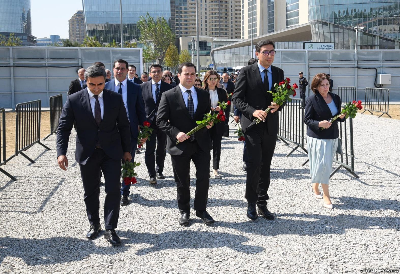 Dövlət və ictimaiyyət nümayəndələri Zəfər parkını ziyarət etməyə davam edir (FOTO)