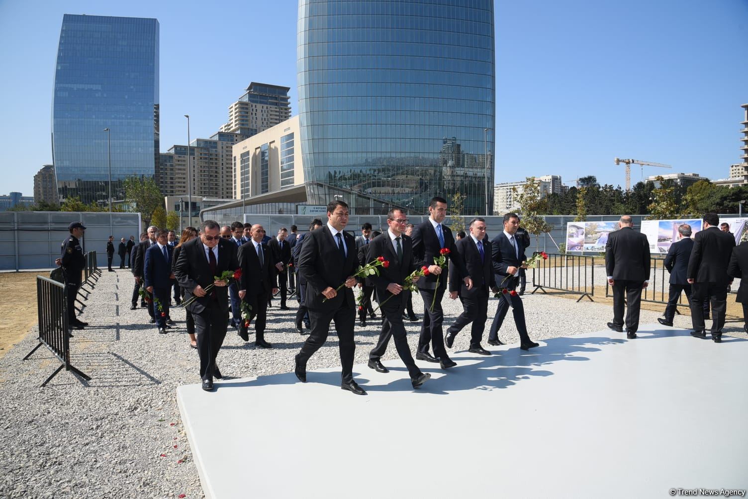 Dövlət və ictimaiyyət nümayəndələri Zəfər parkını ziyarət etməyə davam edir (FOTO)