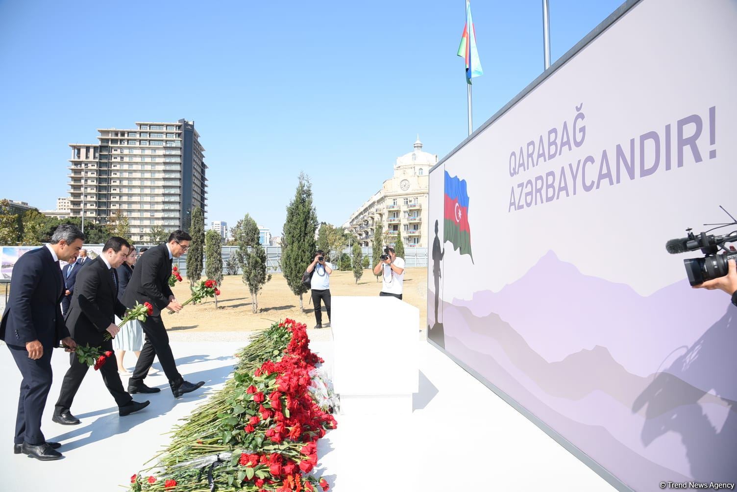 Dövlət və ictimaiyyət nümayəndələri Zəfər parkını ziyarət etməyə davam edir (FOTO)