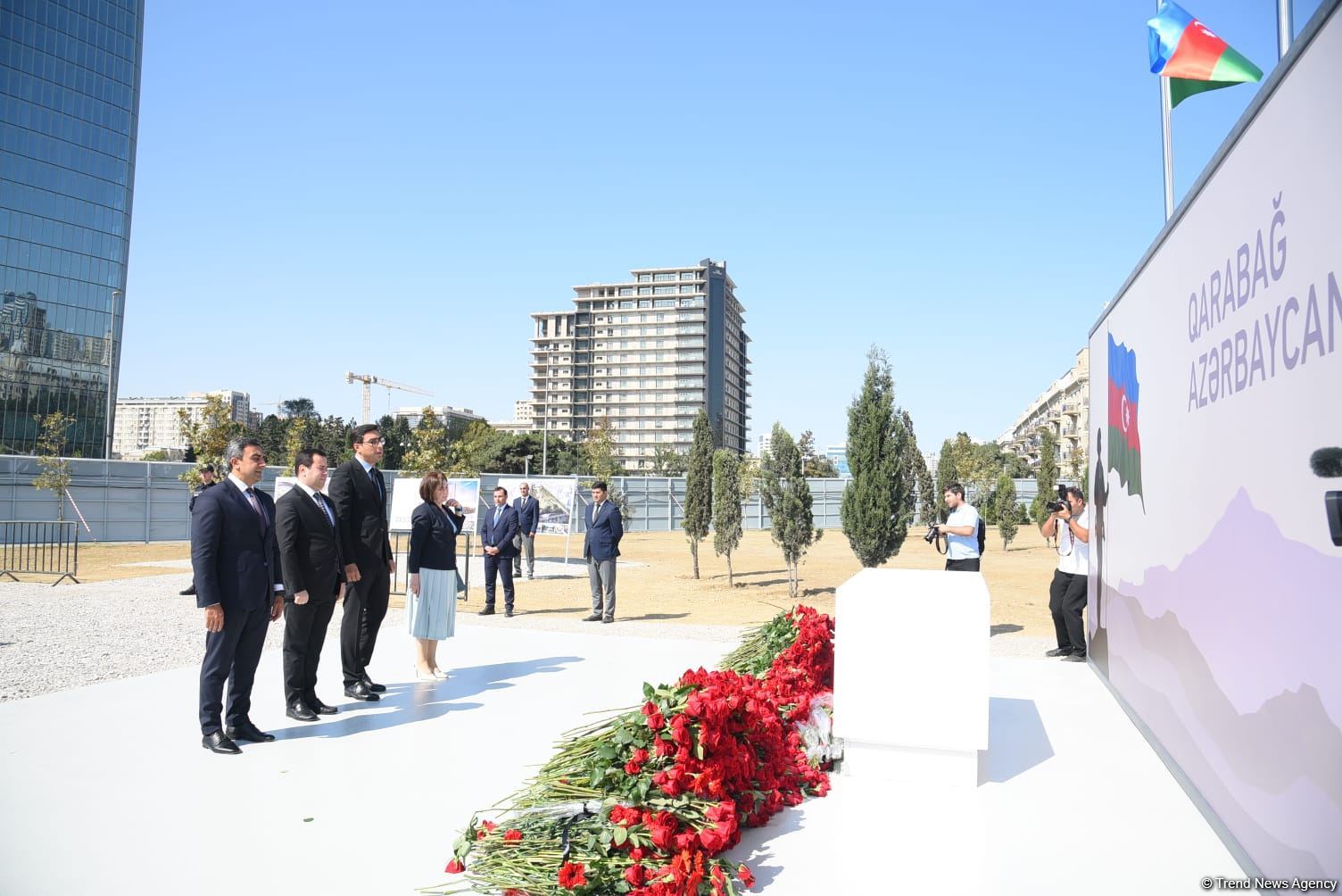 Dövlət və ictimaiyyət nümayəndələri Zəfər parkını ziyarət etməyə davam edir (FOTO)