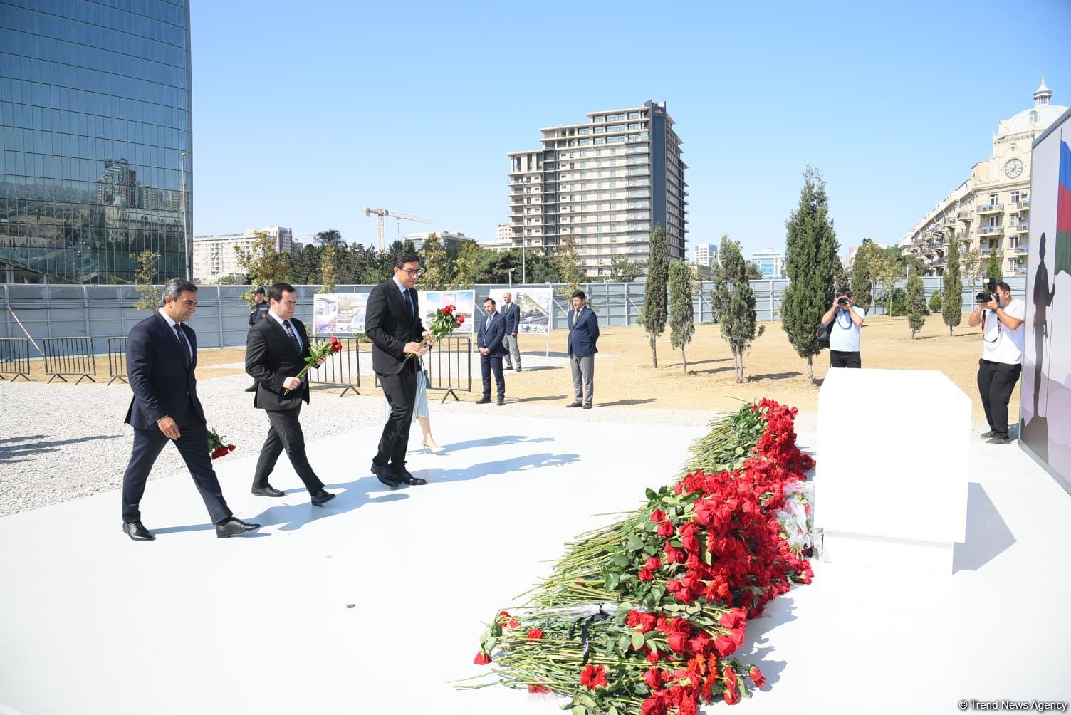 Dövlət və ictimaiyyət nümayəndələri Zəfər parkını ziyarət etməyə davam edir (FOTO)