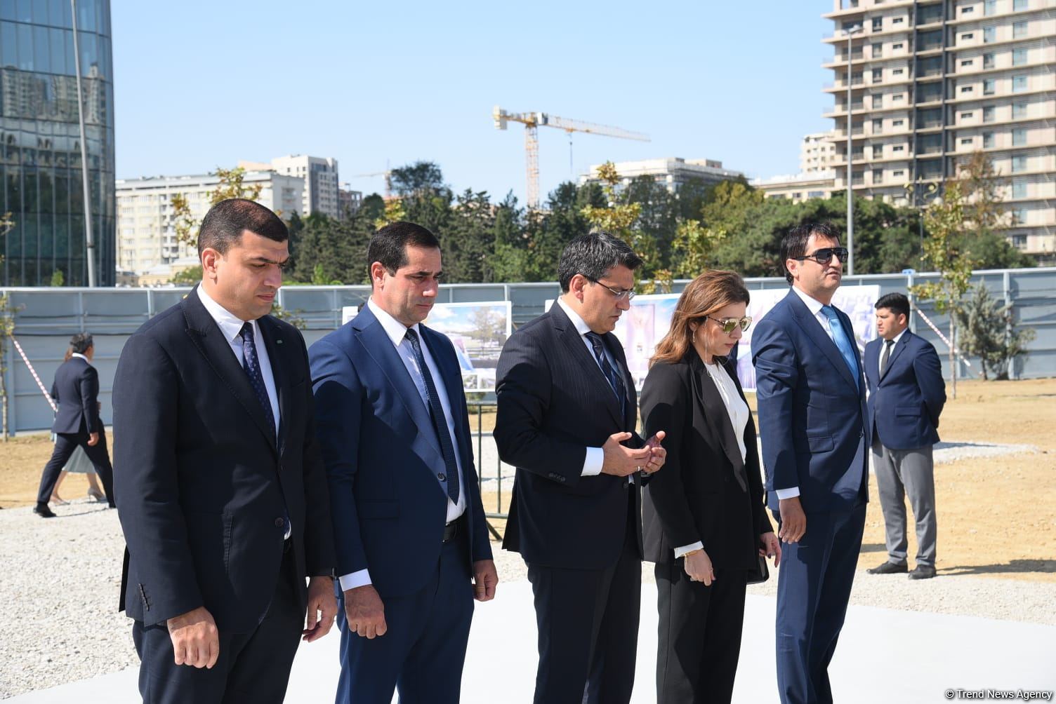 Dövlət və ictimaiyyət nümayəndələri Zəfər parkını ziyarət etməyə davam edir (FOTO)