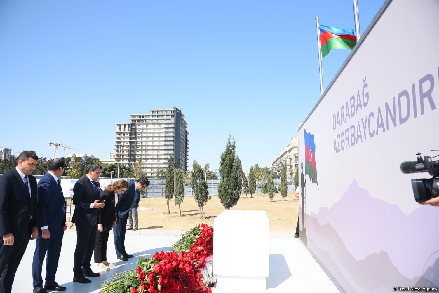 Dövlət və ictimaiyyət nümayəndələri Zəfər parkını ziyarət etməyə davam edir (FOTO)