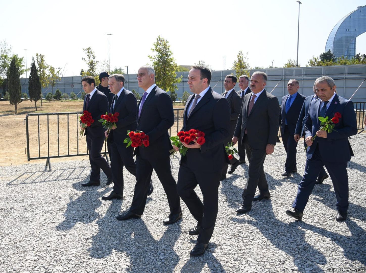 Dövlət və ictimaiyyət nümayəndələri Zəfər parkını ziyarət etməyə davam edir (FOTO)