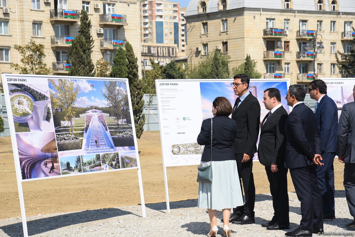 Dövlət və ictimaiyyət nümayəndələri Zəfər parkını ziyarət etməyə davam edir (FOTO)