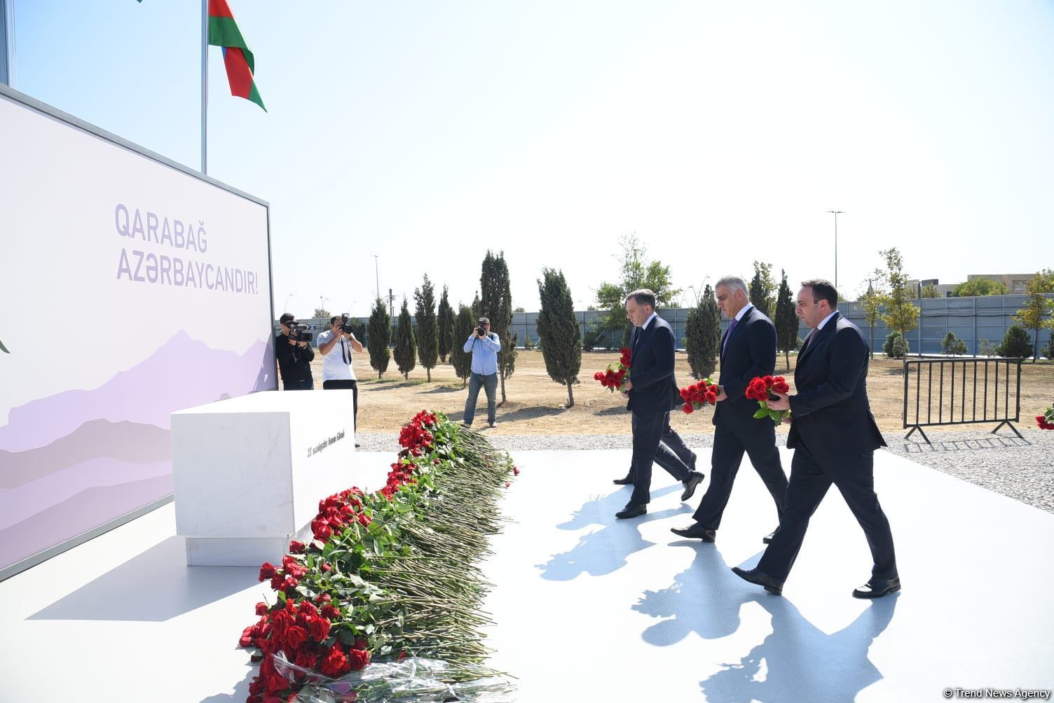 Dövlət və ictimaiyyət nümayəndələri Zəfər parkını ziyarət etməyə davam edir (FOTO)