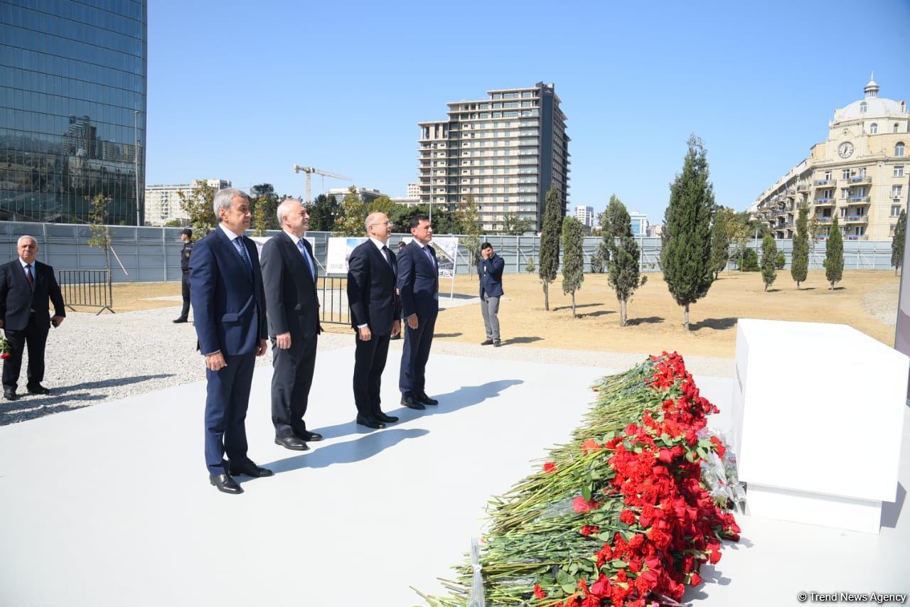 Dövlət və ictimaiyyət nümayəndələri Zəfər parkını ziyarət etməyə davam edir (FOTO)