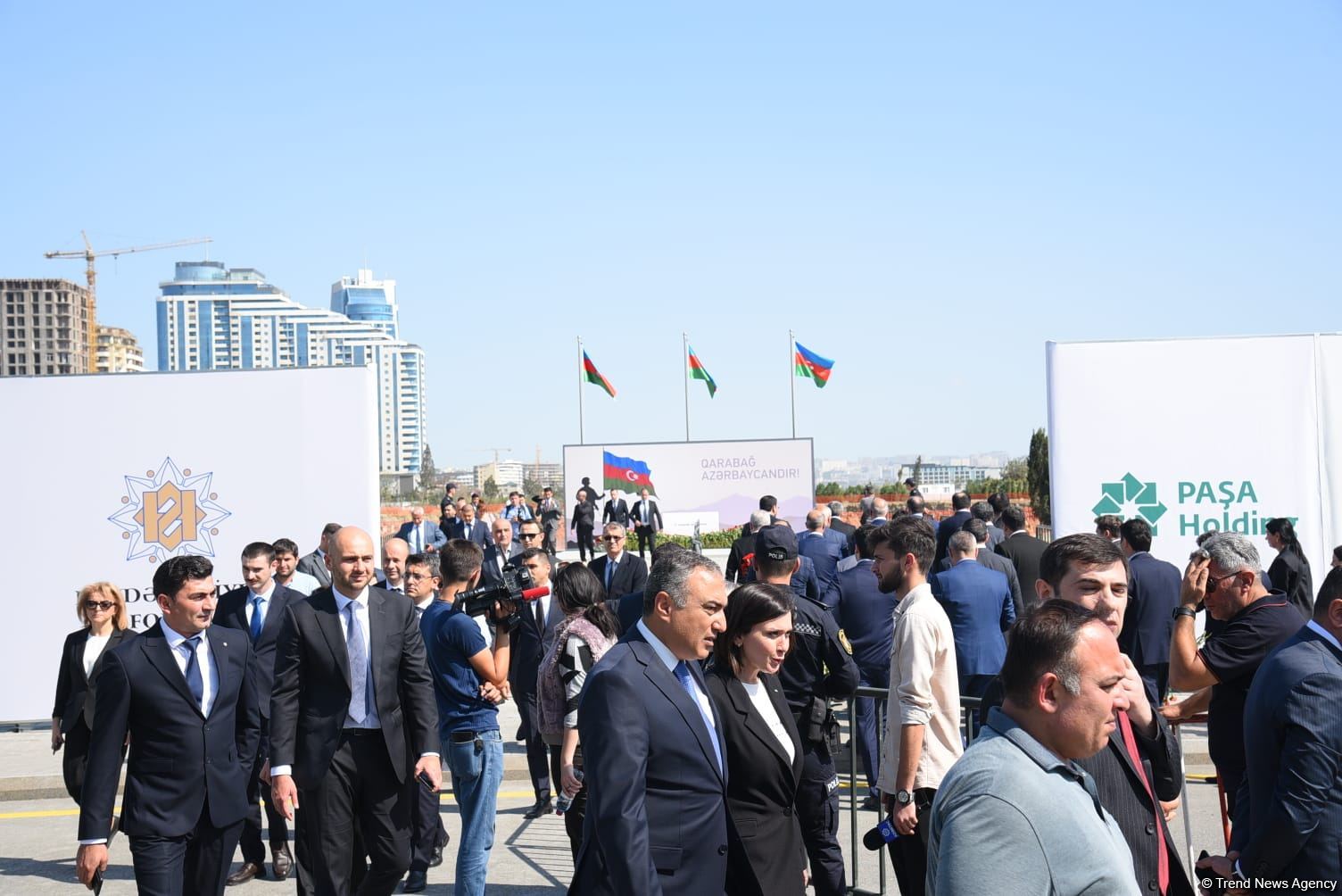 Dövlət və ictimaiyyət nümayəndələri Zəfər parkını ziyarət etməyə davam edir (FOTO)
