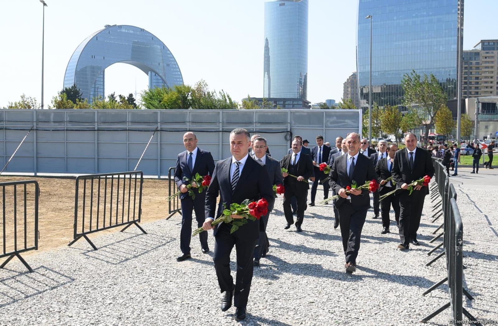 Dövlət və ictimaiyyət nümayəndələri Zəfər parkını ziyarət etməyə davam edir (FOTO)