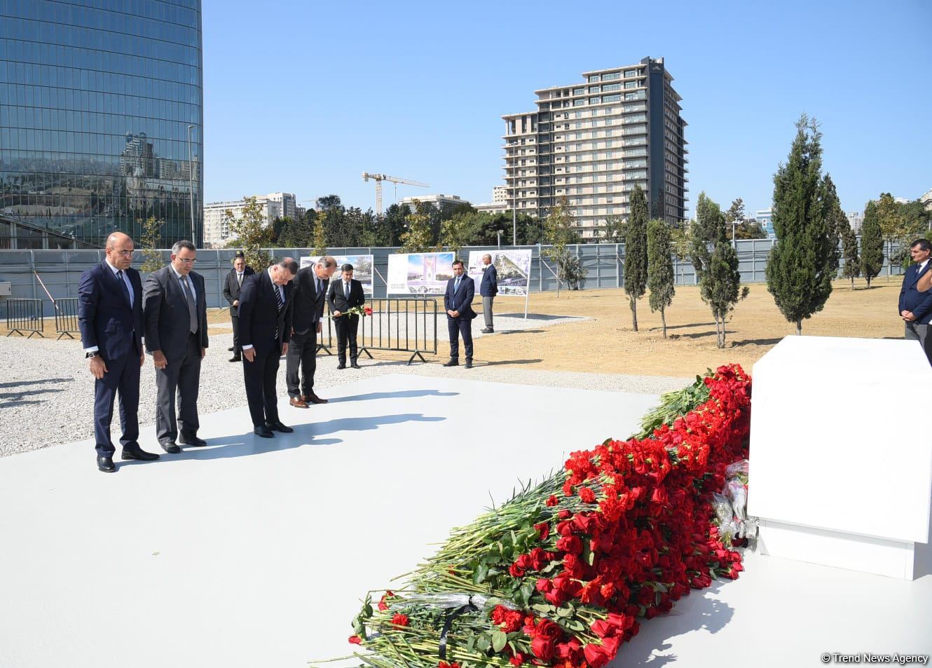 Dövlət və ictimaiyyət nümayəndələri Zəfər parkını ziyarət etməyə davam edir (FOTO)