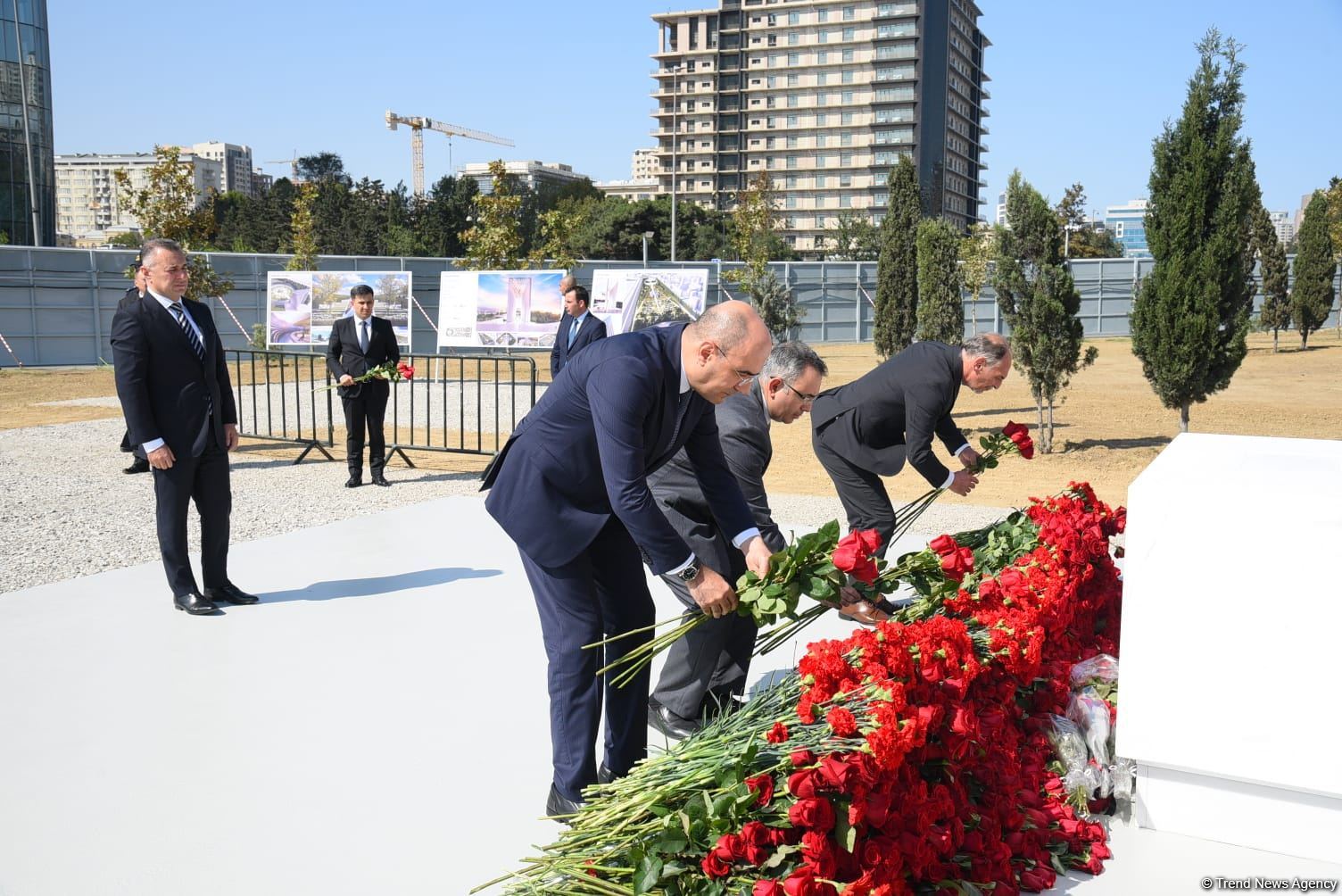 Dövlət və ictimaiyyət nümayəndələri Zəfər parkını ziyarət etməyə davam edir (FOTO)
