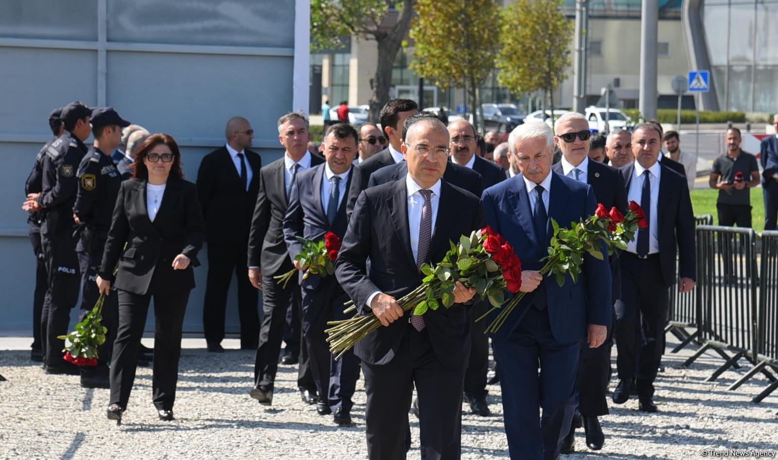 Dövlət və ictimaiyyət nümayəndələri Zəfər parkını ziyarət etməyə davam edir (FOTO)