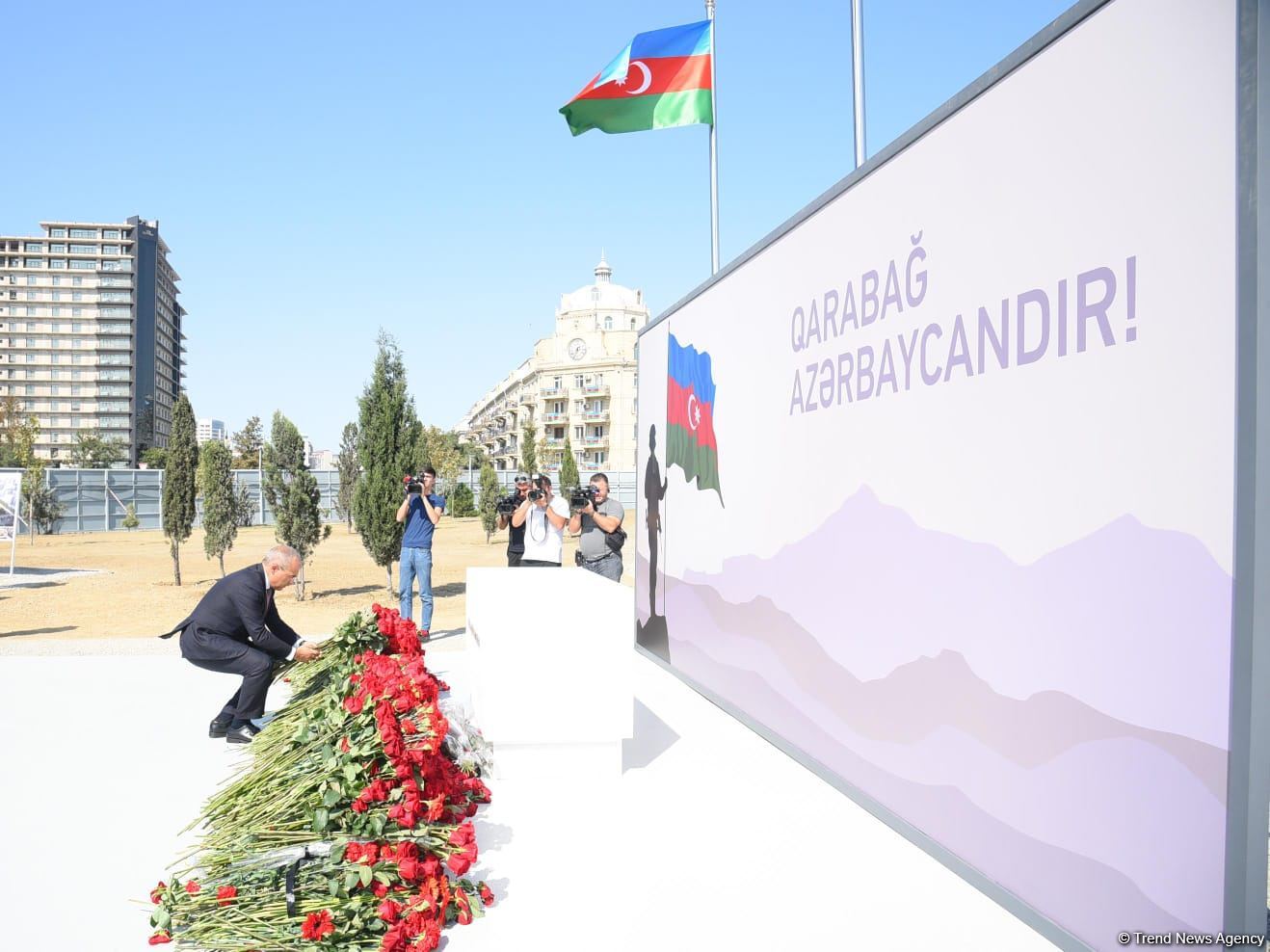 Dövlət və ictimaiyyət nümayəndələri Zəfər parkını ziyarət etməyə davam edir (FOTO)